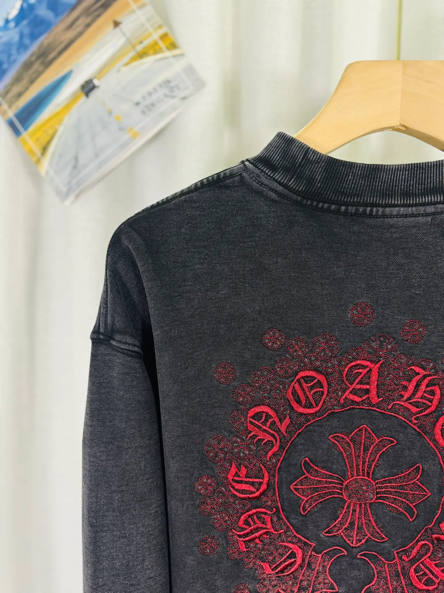 P270 top version, real shot without P, ​​different from market currency) 𝗖𝗵𝗿𝗼𝗺𝗲 𝗛𝗲𝗮𝗿𝘁𝘀/Cro Heart 2025 washed patch embroidery autumn and winter new original single counter American laser burnt 3D three-dimensional color embroidered couple casual sweatshirt 👑The highest version! Customized fabric 430g tripe terry fabric! American acid-washed and distressed original fabric laser burnt ✟appliqué embroidery and exquisite embroidery of letters! The best-selling model in the counter, very comfortable to wear. Accessories: original molded and authenticated collar label➕100% silk wash label. Genuine purchase-grade original hangtag➕matching hanging rope➕3D hanging beads➕original packaging bag. Craftsmanship: The original version has consistent wiring! The highest version of the armhole matching technique! Color: Gray Black Size: S M L XL Style No.: 9301